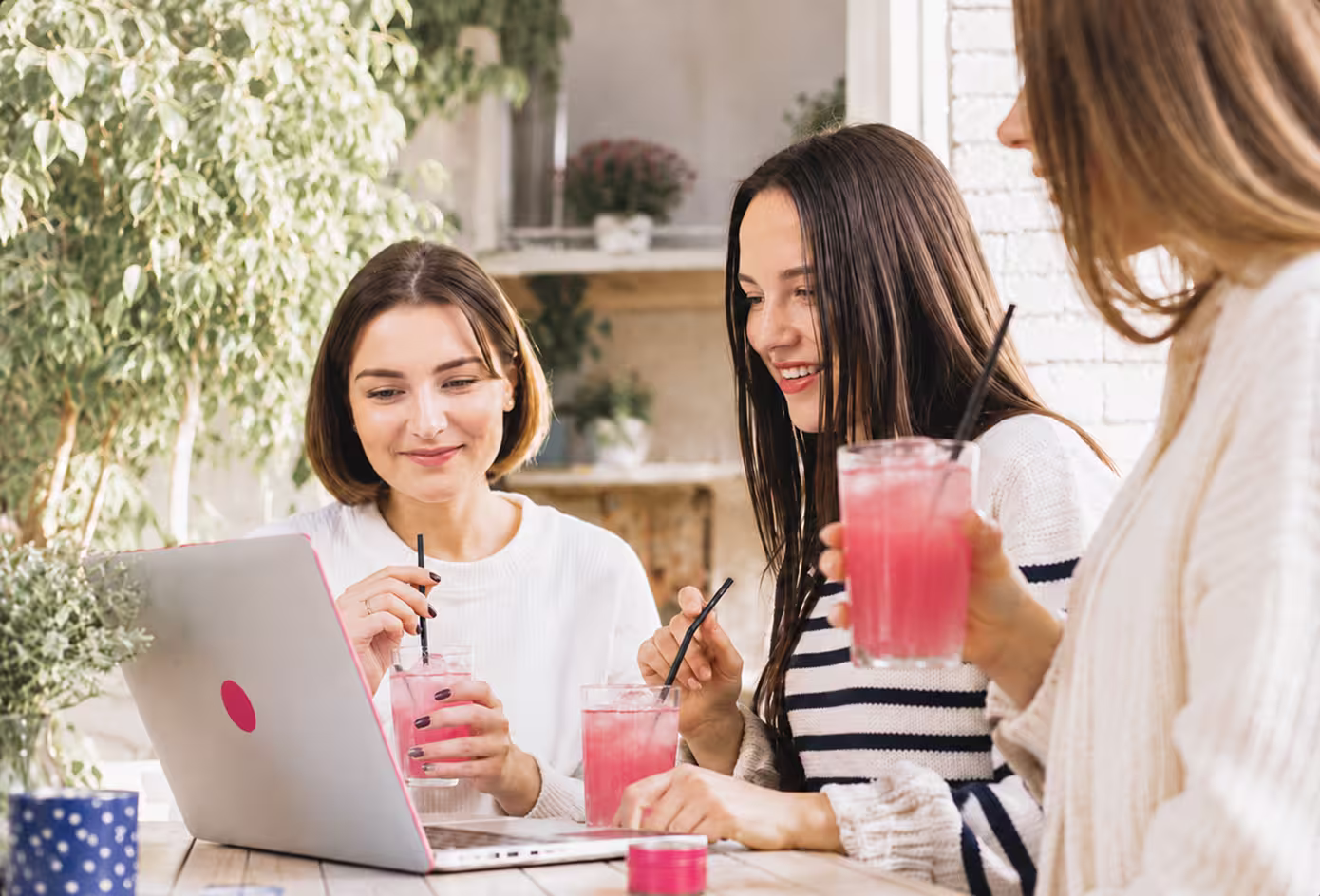 Freundinnen teilen alletta am Laptop